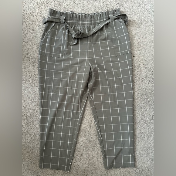 Nine.Eight Women’s Cropped Paper Bag Waist Pants - Picture 2 of 4